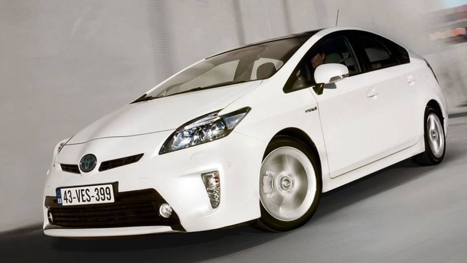 Talvez pelo apelo sustentável, o híbrido Toyota Prius conquistou a quinta posição | <a href="https://preprod.quatrorodas.abril.com.br/noticias/mercado/pesquisa-revela-carros-preferidos-milionarios-americanos-697349.shtml" rel="migration">Leia mais</a>