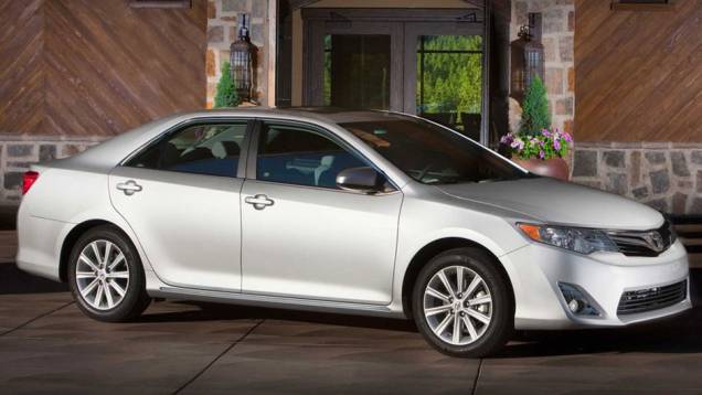 Líder da categoria de sedãs, o Toyota Camry cativa tanto os clientes menos abastados quanto os ricos | <a href="https://preprod.quatrorodas.abril.com.br/noticias/mercado/pesquisa-revela-carros-preferidos-milionarios-americanos-697349.shtml" rel="migration">Leia mais</a> Líder da categoria de sedãs, o Toyota Camry cativa tanto os clientes menos abastados quanto os ricos | <a href="https://preprod.quatrorodas.abril.com.br/noticias/mercado/pesquisa-revela-carros-preferidos-milionarios-americanos-697349.shtml" rel="migration">Leia mais</a>