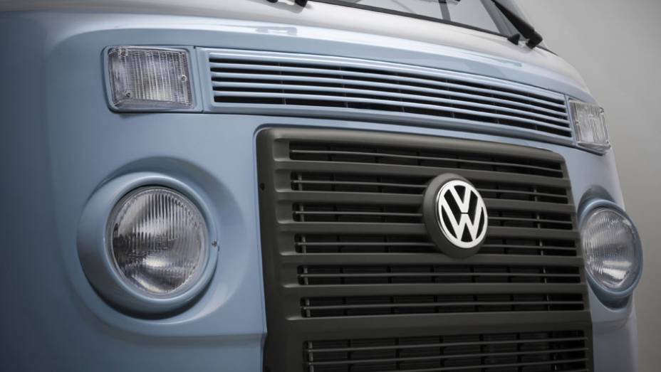 A grade frontal pintada de azul e as luzes de seta brancas são exclusividades desta versão | <a href="https://preprod.quatrorodas.abril.com.br/noticias/fabricantes/vw-kombi-last-edition-marca-fim-perua-749892.shtml" rel="migration">Leia mais</a>