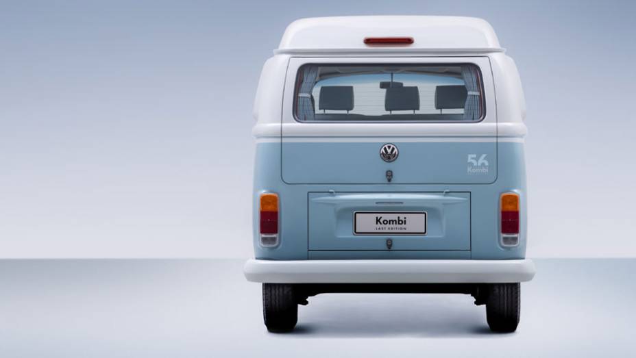 O logotipo desta série mais do que especial vai colado na traseira da perua | <a href="https://preprod.quatrorodas.abril.com.br/noticias/fabricantes/vw-kombi-last-edition-marca-fim-perua-749892.shtml" rel="migration">Leia mais</a>