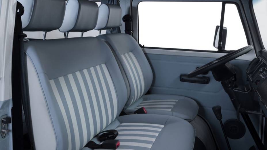 O revestimento especial nas cores azul e branca também forra os painéis de porta | <a href="https://preprod.quatrorodas.abril.com.br/noticias/fabricantes/vw-kombi-last-edition-marca-fim-perua-749892.shtml" rel="migration">Leia mais</a>