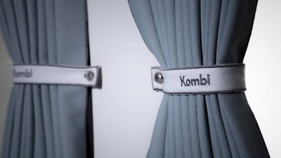 Até as clássicas cortinas não foram esquecidas; a Kombi Last Edition custará R$ 85 mil | <a href="https://preprod.quatrorodas.abril.com.br/noticias/fabricantes/vw-kombi-last-edition-marca-fim-perua-749892.shtml" rel="migration">Leia mais</a>