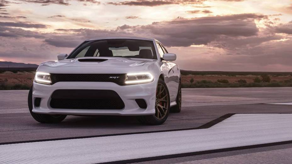 A Dodge oficializou nesta quarta-feira (13) o lançamento do Charger SRT Hellcat | <a href="https://preprod.quatrorodas.abril.com.br/noticias/fabricantes/dodge-exibe-charger-srt-hellcat-795977.shtml" rel="migration">Leia mais</a>