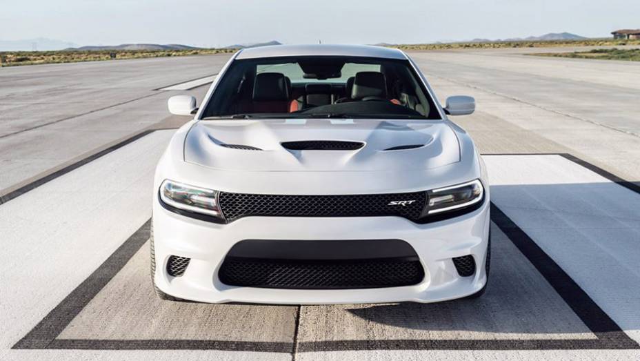 São 707 cavalos de potência a 6 mil rpm e 89,84 kgfm de torque a 4,4 mil rpm | <a href="https://preprod.quatrorodas.abril.com.br/noticias/fabricantes/dodge-exibe-charger-srt-hellcat-795977.shtml" rel="migration">Leia mais</a>