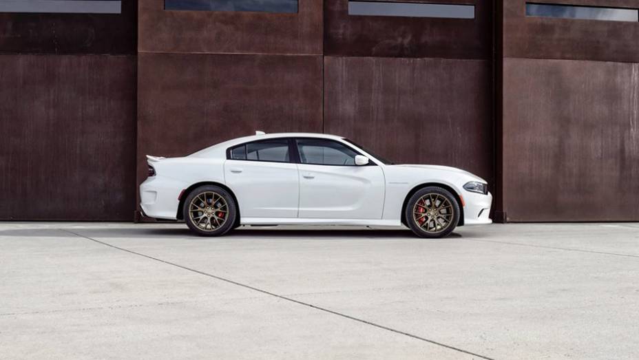 Parâmetro bastante comum nos Estados Unidos, o teste de quarto de milha (400 metros) é completado em 11 segundos | <a href="https://preprod.quatrorodas.abril.com.br/noticias/fabricantes/dodge-exibe-charger-srt-hellcat-795977.shtml" rel="migration">Leia mais</a> Parâmetro bastante comum nos Estados Unidos, o teste de quarto de milha (400 metros) é completado em 11 segundos | <a href="https://preprod.quatrorodas.abril.com.br/noticias/fabricantes/dodge-exibe-charger-srt-hellcat-795977.shtml" rel="migration">Leia mais</a>