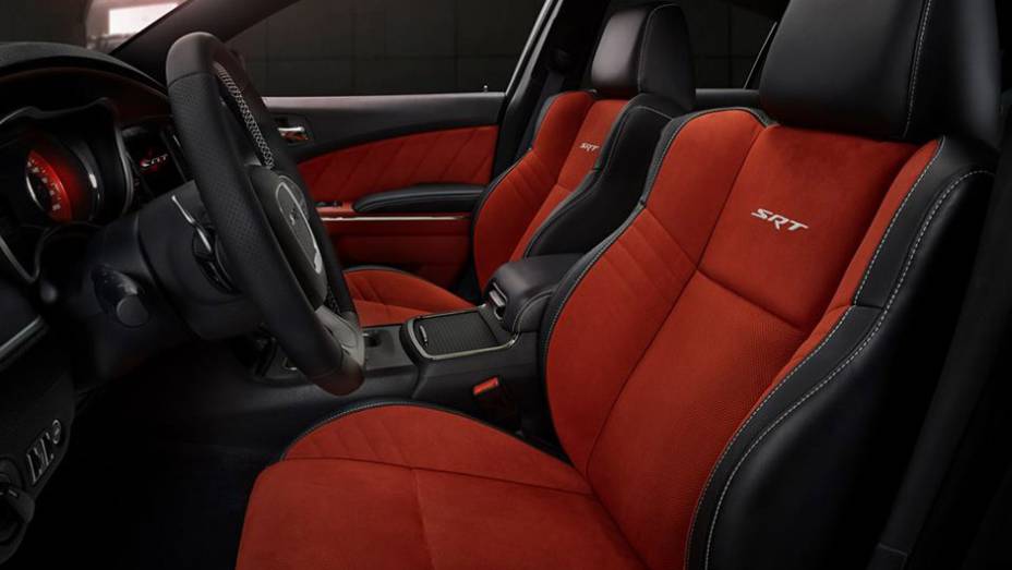 Interior do Dodge Charger SRT Hellcat | <a href="https://preprod.quatrorodas.abril.com.br/noticias/fabricantes/dodge-exibe-charger-srt-hellcat-795977.shtml" rel="migration">Leia mais</a>