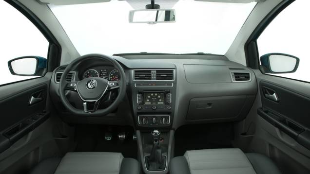 A cabine também está mais moderninha, com modificações nas saídas de ar e no volante. Desde a versão de entrada Trendline, o modelo conta com direção com assistência elétrica, chamada de Easy Drive | <a href="https://preprod.quatrorodas.abril.com.br/carros/lancame" rel="migration"></a> A cabine também está mais moderninha, com modificações nas saídas de ar e no volante. Desde a versão de entrada Trendline, o modelo conta com direção com assistência elétrica, chamada de Easy Drive | <a href="https://preprod.quatrorodas.abril.com.br/carros/lancame" rel="migration"></a>