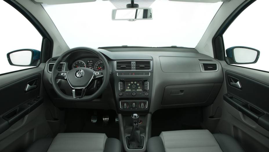A cabine tamb&eacute;m est&aacute; mais moderninha, com modifica&ccedil;&otilde;es nas sa&iacute;das de ar e no volante. Desde a vers&atilde;o de entrada Trendline, o modelo conta com dire&ccedil;&atilde;o com assist&ecirc;ncia el&eacute;trica, chamada de Easy Drive | <a href="https://preprod.quatrorodas.abril.com.br/carros/lancame" rel="migration"></a>