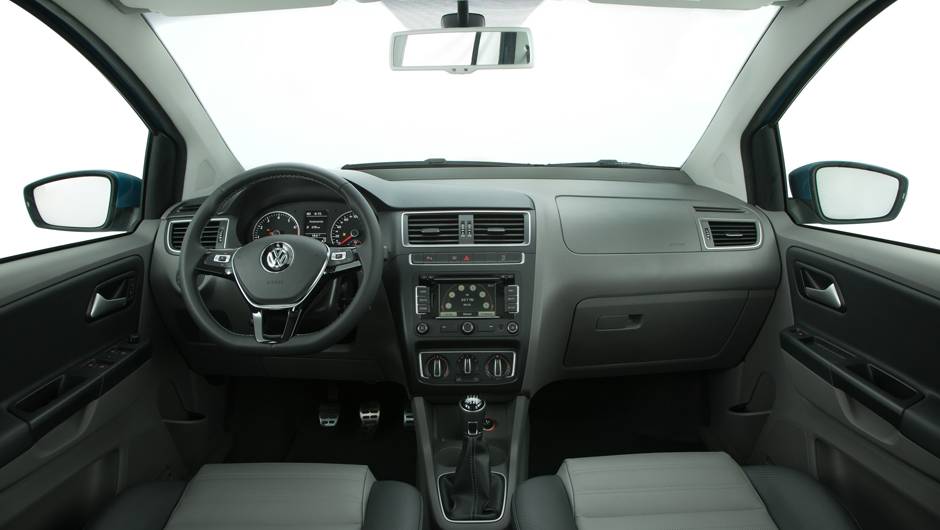 A cabine tamb&eacute;m est&aacute; mais moderninha, com modifica&ccedil;&otilde;es nas sa&iacute;das de ar e no volante. Desde a vers&atilde;o de entrada Trendline, o modelo conta com dire&ccedil;&atilde;o com assist&ecirc;ncia el&eacute;trica, chamada de Easy Drive | <a href="https://preprod.quatrorodas.abril.com.br/carros/lancame" rel="migration"></a>