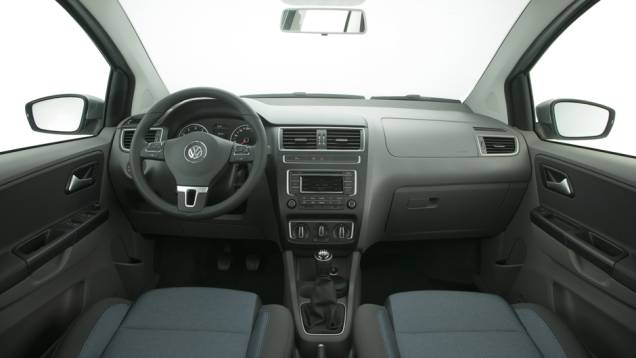 Por dentro, ela conta com revestimento diferenciado e malharia azul | <a href="https://preprod.quatrorodas.abril.com.br/carros/lancamentos/volkswagen-fox-797087.shtml" rel="migration">Leia mais</a> Por dentro, ela conta com revestimento diferenciado e malharia azul | <a href="https://preprod.quatrorodas.abril.com.br/carros/lancamentos/volkswagen-fox-797087.shtml" rel="migration">Leia mais</a>