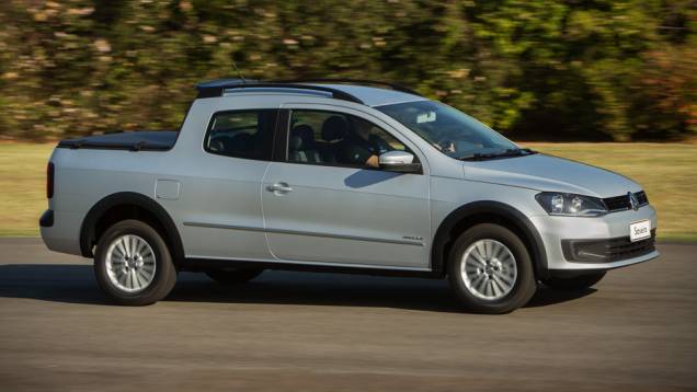 Para superar o modelo da Fiat, foi feita uma aposta características como o espaço interno otimizado e as tecnologias de auxílio à direção inéditas no segmento | <a href="https://preprod.quatrorodas.abril.com.br/carros/lancamentos/volkswagen-saveiro-cabine-dupla-79" rel="migration"></a> Para superar o modelo da Fiat, foi feita uma aposta características como o espaço interno otimizado e as tecnologias de auxílio à direção inéditas no segmento | <a href="https://preprod.quatrorodas.abril.com.br/carros/lancamentos/volkswagen-saveiro-cabine-dupla-79" rel="migration"></a>