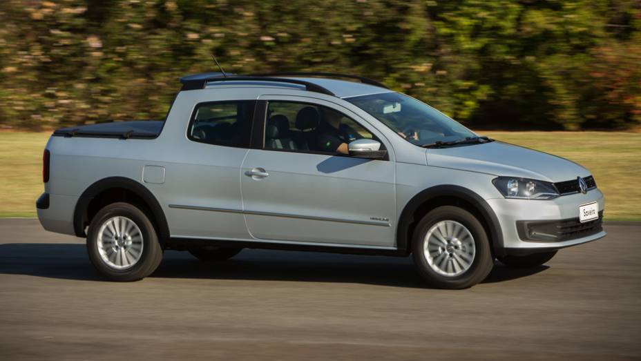 Para superar o modelo da Fiat, foi feita uma aposta caracter&iacute;sticas como o espa&ccedil;o interno otimizado e as tecnologias de aux&iacute;lio &agrave; dire&ccedil;&atilde;o in&eacute;ditas no segmento | <a href="https://preprod.quatrorodas.abril.com.br/carros/lancamentos/volkswagen-saveiro-cabine-dupla-79" rel="migration"></a>