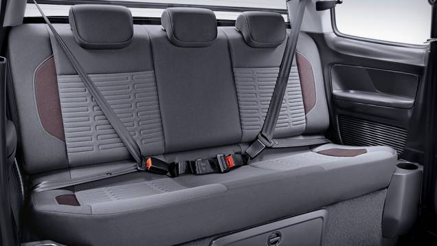 Por dentro, a promessa é de que 5 ocupantes se acomodem com conforto. O espaço para a cabeça é de 945 milímetros, obtido graças a um recurso interessante: nesse trecho do carro, o teto é discretamente elevado | <a href="https://preprod.quatrorodas.abril.com.br/car" rel="migration"></a> Por dentro, a promessa é de que 5 ocupantes se acomodem com conforto. O espaço para a cabeça é de 945 milímetros, obtido graças a um recurso interessante: nesse trecho do carro, o teto é discretamente elevado | <a href="https://preprod.quatrorodas.abril.com.br/car" rel="migration"></a>