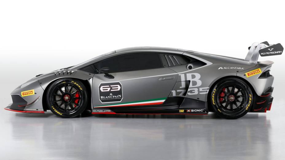 Para ganhar em desempenho, o Huracan Super Trofeo é 151 kg mais leve do que a versão convencional, chegando a 1.271 kg | <a href="https://preprod.quatrorodas.abril.com.br/noticias/fabricantes/lamborghini-oficializa-huracan-super-trofeo-797510.shtml" rel="migration">Leia mais</a>