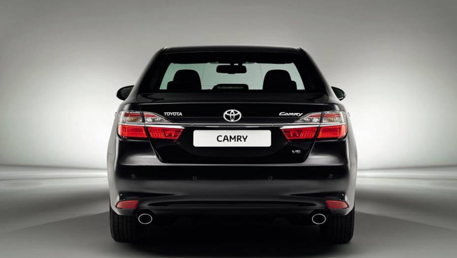 A montadora japonesa adotou a mesma postura que havia tido com o Corolla, empregando um visual bastante diferente daquele da versão norte-americana do sedã | <a href="https://preprod.quatrorodas.abril.com.br/noticias/fabricantes/toyota-mostra-camry-2015-global-mos" rel="migration"></a> A montadora japonesa adotou a mesma postura que havia tido com o Corolla, empregando um visual bastante diferente daquele da versão norte-americana do sedã | <a href="https://preprod.quatrorodas.abril.com.br/noticias/fabricantes/toyota-mostra-camry-2015-global-mos" rel="migration"></a>