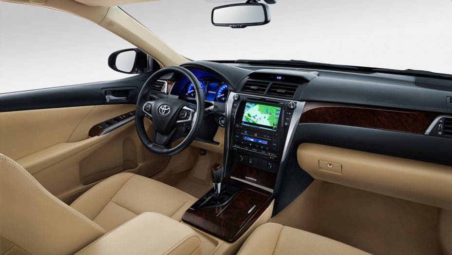 O painel de instrumentos tem 4,2 polegadas, enquanto a tela do sistema multimídia pode ter 6,1 ou 7 polegadas | <a href="https://preprod.quatrorodas.abril.com.br/noticias/fabricantes/toyota-mostra-camry-2015-global-moscou-797983.shtml" rel="migration">Leia mais</a> O painel de instrumentos tem 4,2 polegadas, enquanto a tela do sistema multimídia pode ter 6,1 ou 7 polegadas | <a href="https://preprod.quatrorodas.abril.com.br/noticias/fabricantes/toyota-mostra-camry-2015-global-moscou-797983.shtml" rel="migration">Leia mais</a>