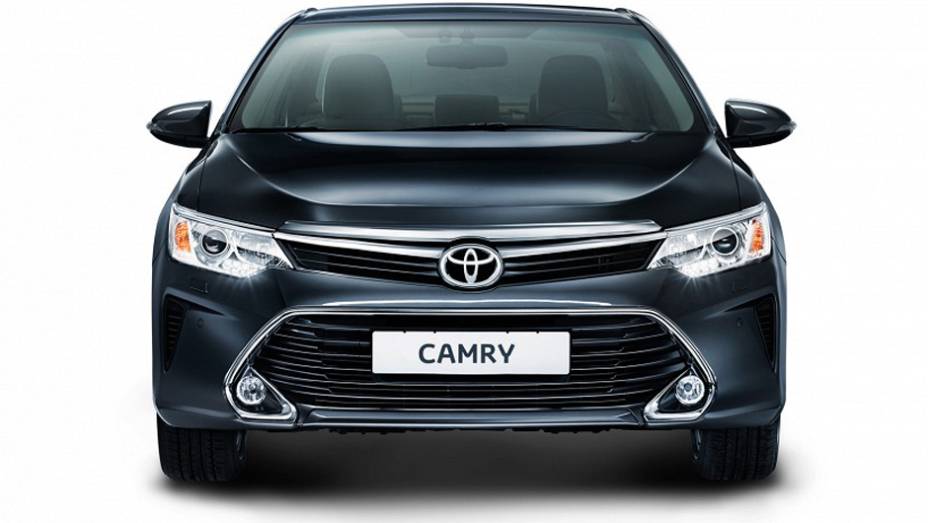 Apesar de dividirem a mesma plataforma, as duas variantes do Camry se diferem, por exemplo, na grade frontal | <a href="https://preprod.quatrorodas.abril.com.br/noticias/fabricantes/toyota-mostra-camry-2015-global-moscou-797983.shtml" rel="migration">Leia mais</a>