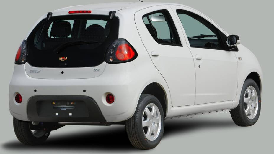 Tal qual o EC7, o pequenino GC2 é montado na planta uruguaia da Geely, situada na capital Montevidéu | <a href="https://preprod.quatrorodas.abril.com.br/carros/lancamentos/geely-gc2-798075.shtml" rel="migration">Leia mais</a>