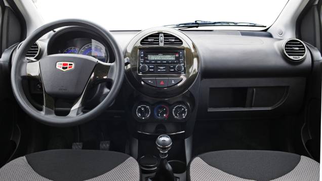São oferecidos itens de série como direção hidráulica, ar-condicionado, volante com regulagem de altura, sensor de estacionamento, travas elétricas e sistema de áudio | <a href="https://preprod.quatrorodas.abril.com.br/carros/lancamentos/geely-gc2-798075.shtml" rel="migration">L</a> São oferecidos itens de série como direção hidráulica, ar-condicionado, volante com regulagem de altura, sensor de estacionamento, travas elétricas e sistema de áudio | <a href="https://preprod.quatrorodas.abril.com.br/carros/lancamentos/geely-gc2-798075.shtml" rel="migration">L</a>