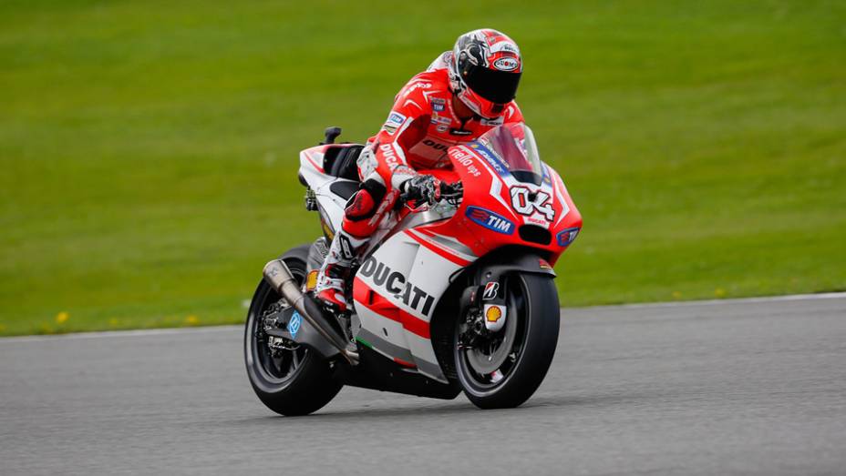 Andrea Dovizioso figurou na terceira posição | <a href="https://preprod.quatrorodas.abril.com.br/moto/noticias/motogp-marquez-lidera-sexta-feira-silverstone-798313.shtml" rel="migration">Leia mais</a>