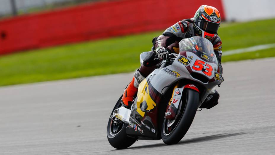 Esteve Rabat liderou o pelotão da Moto2 | <a href="https://preprod.quatrorodas.abril.com.br/moto/noticias/motogp-marquez-lidera-sexta-feira-silverstone-798313.shtml" rel="migration">Leia mais</a>