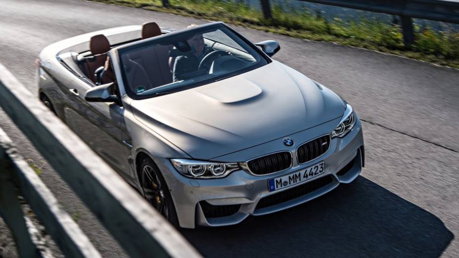 O modelo tem pre&ccedil;os que partem de US$ 73 mil nos Estados Unidos | <a href="https://preprod.quatrorodas.abril.com.br/noticias/fabricantes/bmw-m4-cabrio-lancado-798454.shtml" rel="migration">Leia mais</a>