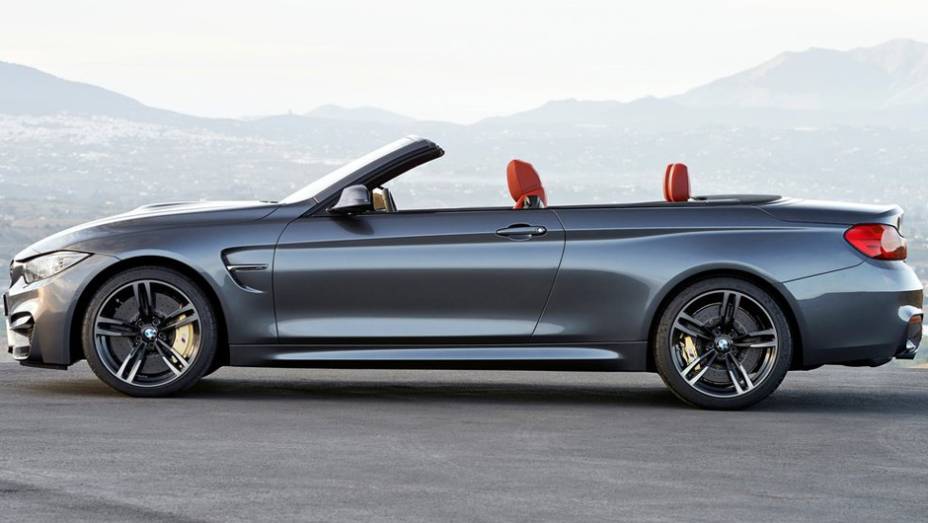 O ve&iacute;culo tem capota de metal que demora pouco menos de 20 segundos para abrir e fechar... | <a href="https://preprod.quatrorodas.abril.com.br/noticias/fabricantes/bmw-m4-cabrio-lancado-798454.shtml" rel="migration">Leia mais</a>