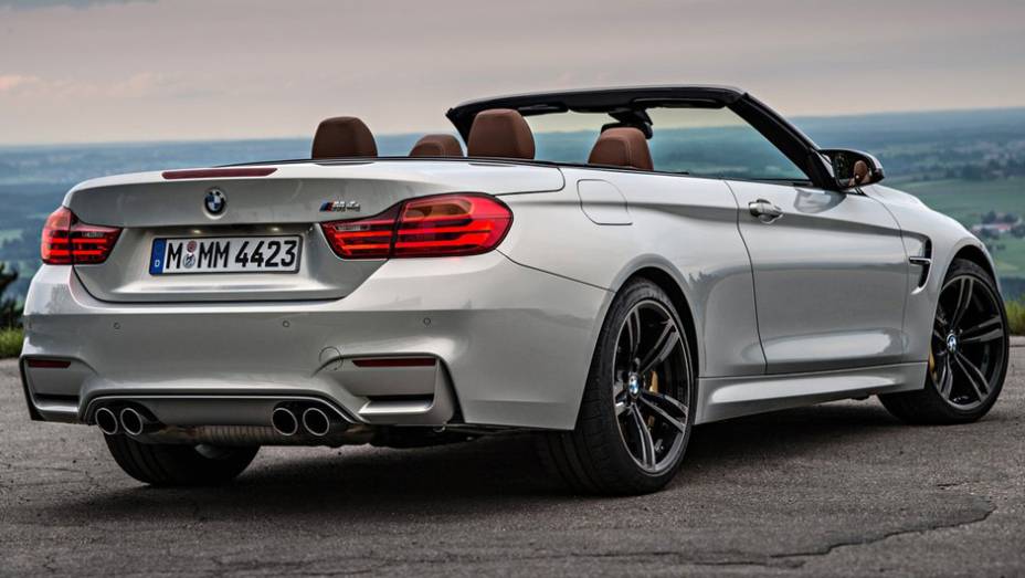 Seu motor &eacute; um 3.0 TwinPower Turbo de seis cilindros que desenvolve 425 cv e 56,08 mkgf de torque | <a href="https://preprod.quatrorodas.abril.com.br/noticias/fabricantes/bmw-m4-cabrio-lancado-798454.shtml" rel="migration">Leia mais</a>