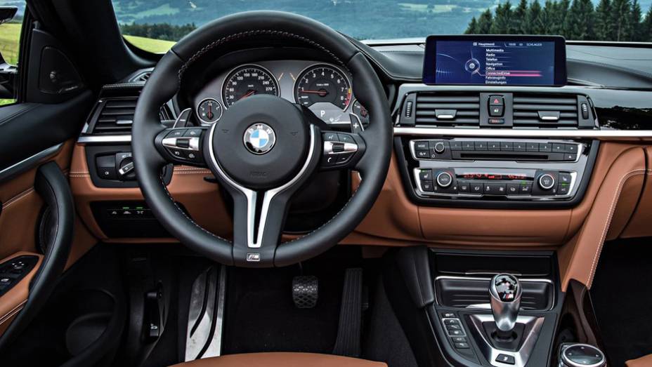 O carro chega aos 100 km/h em menos de 4,2 segundos e atinge uma velocidade m&aacute;xima de 250 km/h | <a href="https://preprod.quatrorodas.abril.com.br/noticias/fabricantes/bmw-m4-cabrio-lancado-798454.shtml" rel="migration">Leia mais</a>
