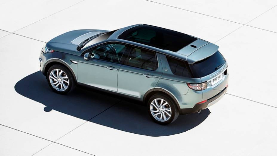 Num primeiro momento, ficam notórias algumas semelhanças do modelo com o Range Rover Evoque, mas a Land Rover trabalhou de modo a deixar o Discovery Sport um pouco mais robusto | <a href="https://preprod.quatrorodas.abril.com.br/noticias/saloes/paris-2014/land-rov" rel="migration"></a>