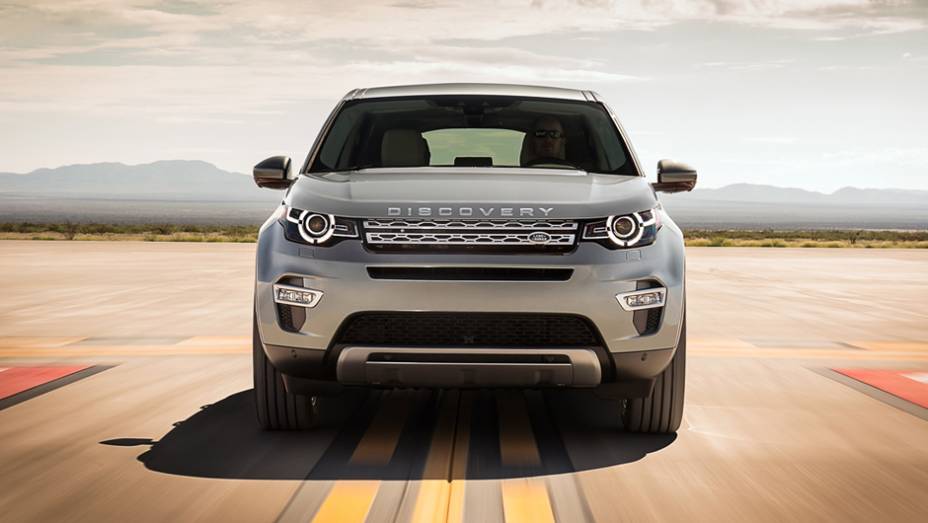 O modelo tem 4,59 metros de comprimento, ou seja, 9,1 centímetros a mais do que o Freelander, por exemplo | <a href="https://preprod.quatrorodas.abril.com.br/noticias/saloes/paris-2014/land-rover-revela-discovery-sport-detalhes-798743.shtml" rel="migration">Leia mais</a>