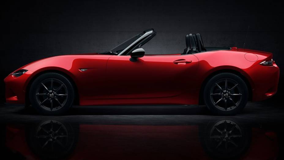 Utilizando uma nova plataforma (de tração traseira), o novo MX-5 Miata é 10,5 centímetros mais curto, 2 cm mais baixo e 1 cm mais largo | <a href="https://preprod.quatrorodas.abril.com.br/noticias/fabricantes/mazda-lanca-mx-5-miata-2016-798858.shtml" rel="migration">Leia mais</a>