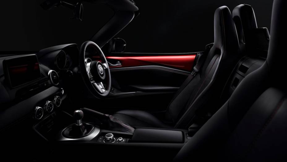 Ser&atilde;o duas op&ccedil;&otilde;es de motoriza&ccedil;&atilde;o com inje&ccedil;&atilde;o direta movidas a gasolina, uma 1.5 e outra 2.0 | <a href="https://preprod.quatrorodas.abril.com.br/noticias/fabricantes/mazda-lanca-mx-5-miata-2016-798858.shtml" rel="migration">Leia mais</a>