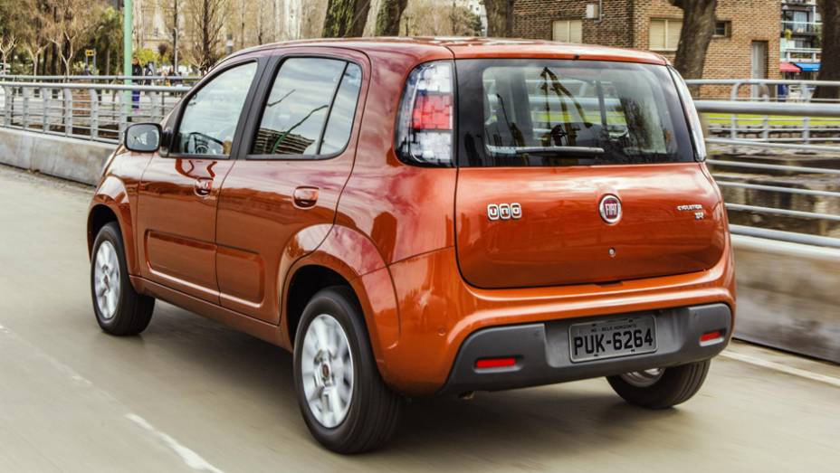 O hatch chega &agrave;s concession&aacute;rias por R$ 30.990 iniciais | <a href="https://preprod.quatrorodas.abril.com.br/carros/lancamentos/fiat-novo-uno-2015-798881.shtml" rel="migration">Leia mais</a>