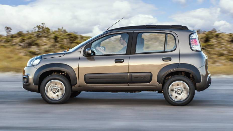Foram promovidas leves modifica&ccedil;&otilde;es na est&eacute;tica do modelo, incluindo a carroceria | <a href="https://preprod.quatrorodas.abril.com.br/carros/lancamentos/fiat-novo-uno-2015-798881.shtml" rel="migration">Leia mais</a>