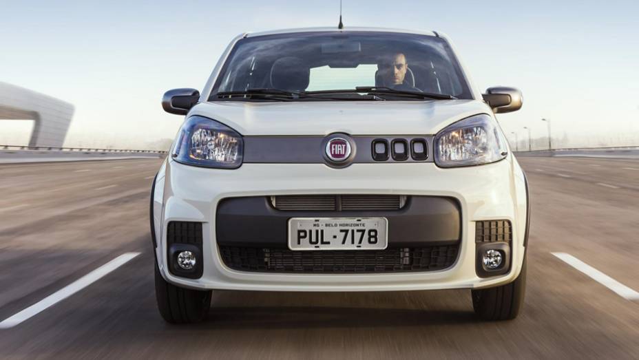 Far&oacute;is e lanternas, bem como para-choques, para-lamas e grades, passaram por sutis reestiliza&ccedil;&otilde;es | <a href="https://preprod.quatrorodas.abril.com.br/carros/lancamentos/fiat-novo-uno-2015-798881.shtml" rel="migration">Leia mais</a>