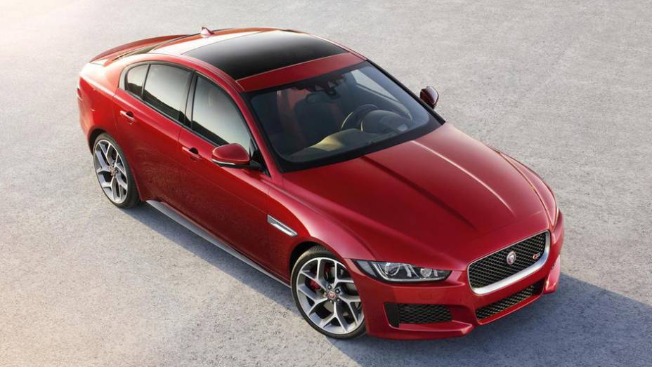 A Jaguar desfez o mist&eacute;rio e, nesta segunda-feira (8), finalmente apresentou o aguardado XE | <a href="https://preprod.quatrorodas.abril.com.br/noticias/saloes/paris-2014/jaguar-lanca-oficialmente-esportivo-xe-799262.shtml" rel="migration">Leia mais</a>