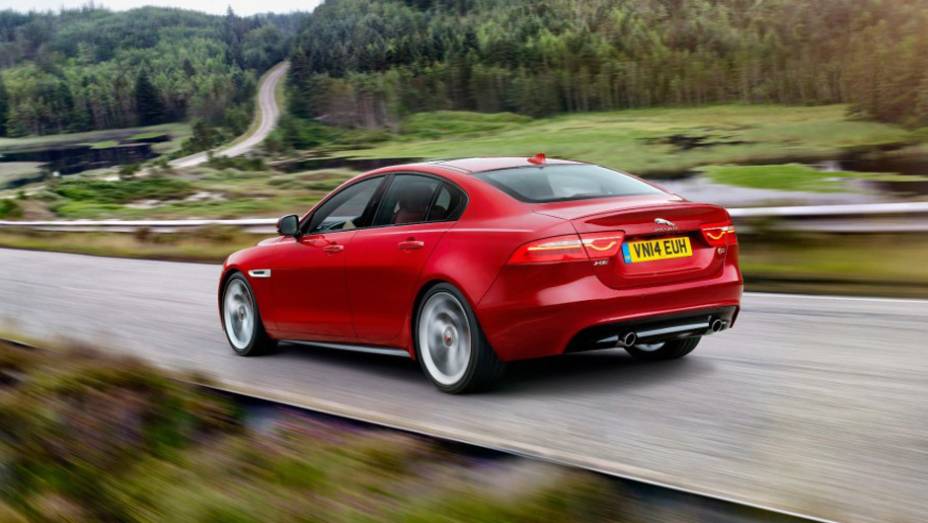 O modelo desembarca no mercado para rivalizar com BMW S&eacute;rie 3, Audi A4, Mercedes Classe C, entre outros | <a href="https://preprod.quatrorodas.abril.com.br/noticias/saloes/paris-2014/jaguar-lanca-oficialmente-esportivo-xe-799262.shtml" rel="migration">Leia mais</a>