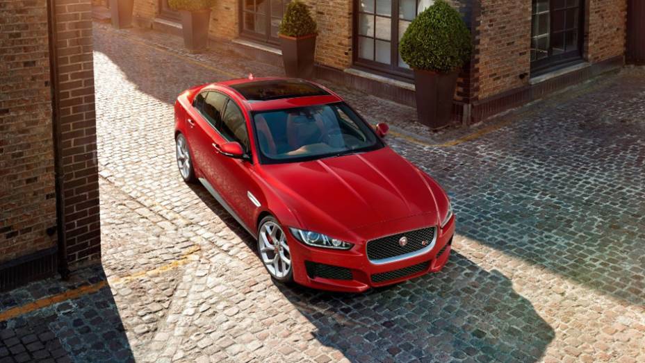 Quanto ao câmbio, pode ser manual de seis marchas ou automático de oito marchas, sempre com tração traseira | <a href="https://preprod.quatrorodas.abril.com.br/noticias/saloes/paris-2014/jaguar-lanca-oficialmente-esportivo-xe-799262.shtml" rel="migration">Leia mais</a>