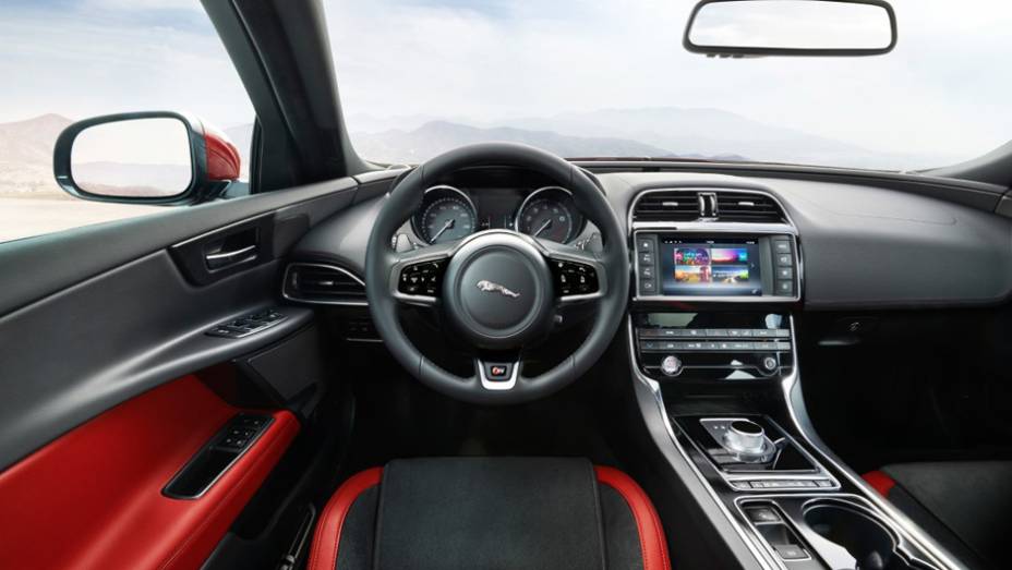 Destaque também para as tecnologias internas, como o Sistema In Control, que permite a interface com smartphones ou por comando de voz | <a href="https://preprod.quatrorodas.abril.com.br/noticias/saloes/paris-2014/jaguar-lanca-oficialmente-esportivo-xe-799262.shtm" rel="migration"></a>