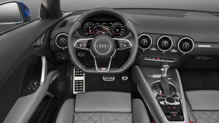 Por padr&atilde;o, os modelos contam com c&acirc;mbio manual de seis marchas, mas a transmiss&atilde;o S tronic de seis marchas &eacute; opcional | <a href="https://preprod.quatrorodas.abril.com.br/noticias/saloes/paris-2014/audi-exibe-tt-tts-roadster-802308.shtml" rel="migration">Leia mais</a>