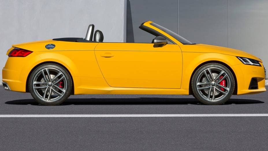 Por sinal, com bloco a gasolina, tamb&eacute;m surge a op&ccedil;&atilde;o de tra&ccedil;&atilde;o integral quattro | <a href="https://preprod.quatrorodas.abril.com.br/noticias/saloes/paris-2014/audi-exibe-tt-tts-roadster-802308.shtml" rel="migration">Leia mais</a>
