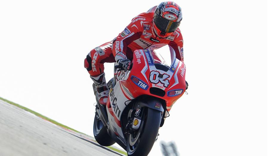 Andrea Dovizioso foi o mais rápido da sexta-feira nos treinos da MotoGP em Aragón | <a href="https://preprod.quatrorodas.abril.com.br/moto/noticias/motogp-dovizioso-lidera-treinos-aragon-802709.shtml" rel="migration">Leia mais</a>