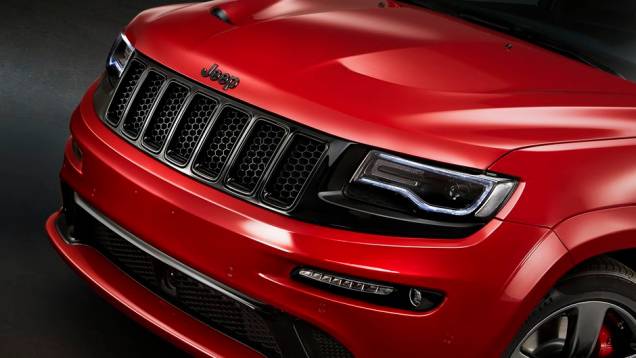 O motor que equipa o SUV é o 6.4 V8 HEMI, o qual oferece 468 cavalos de potência e 63,6 kgfm de torque | <a href="https://preprod.quatrorodas.abril.com.br/noticias/saloes/paris-2014/jeep-leva-grand-cherokee-srt-red-vapor-europa-803613.shtml" rel="migration">Leia mais</a> O motor que equipa o SUV é o 6.4 V8 HEMI, o qual oferece 468 cavalos de potência e 63,6 kgfm de torque | <a href="https://preprod.quatrorodas.abril.com.br/noticias/saloes/paris-2014/jeep-leva-grand-cherokee-srt-red-vapor-europa-803613.shtml" rel="migration">Leia mais</a>