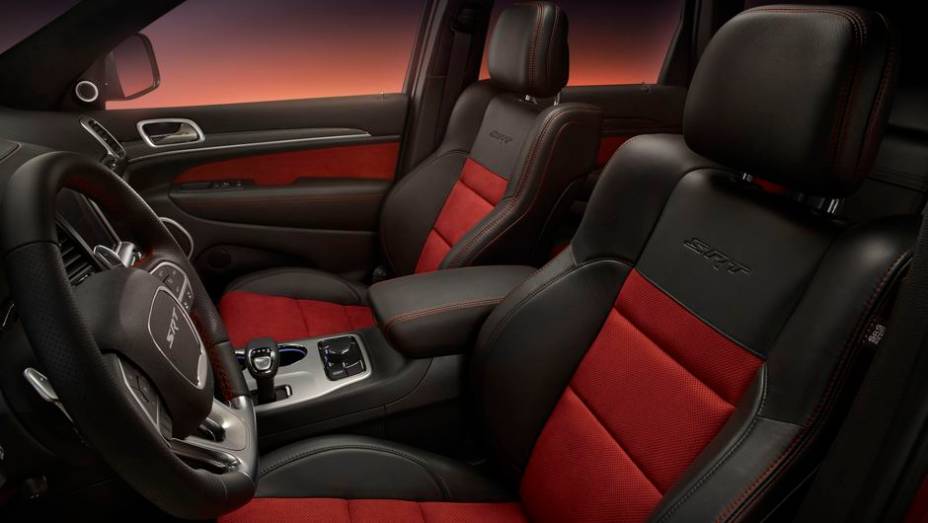 Em termos de performance, o Grand Cherokee SRT Red Vapor acelera de 0 a 100 km/h em 5 segundos, alcançando a velocidade máxima de 257 km/h | <a href="https://preprod.quatrorodas.abril.com.br/noticias/saloes/paris-2014/jeep-leva-grand-cherokee-srt-red-vapor-europa-" rel="migration"></a>