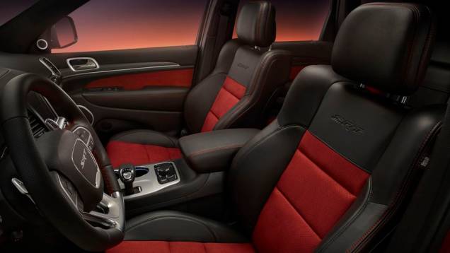 Em termos de performance, o Grand Cherokee SRT Red Vapor acelera de 0 a 100 km/h em 5 segundos, alcançando a velocidade máxima de 257 km/h | <a href="https://preprod.quatrorodas.abril.com.br/noticias/saloes/paris-2014/jeep-leva-grand-cherokee-srt-red-vapor-europa-" rel="migration"></a> Em termos de performance, o Grand Cherokee SRT Red Vapor acelera de 0 a 100 km/h em 5 segundos, alcançando a velocidade máxima de 257 km/h | <a href="https://preprod.quatrorodas.abril.com.br/noticias/saloes/paris-2014/jeep-leva-grand-cherokee-srt-red-vapor-europa-" rel="migration"></a>