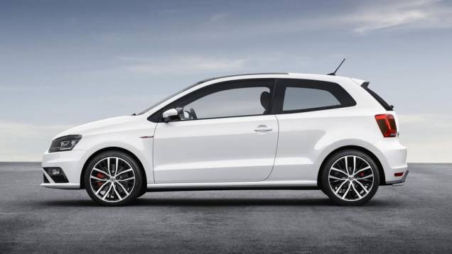 No estilo, o carro ganha novos para-choques dianteiro e traseiro com desenho mais esportivo | <a href="https://preprod.quatrorodas.abril.com.br/noticias/saloes/paris-2014/polo-gti-reestilizado-ganha-mais-potencia-800463.shtml" rel="migration">Leia mais</a> No estilo, o carro ganha novos para-choques dianteiro e traseiro com desenho mais esportivo | <a href="https://preprod.quatrorodas.abril.com.br/noticias/saloes/paris-2014/polo-gti-reestilizado-ganha-mais-potencia-800463.shtml" rel="migration">Leia mais</a>