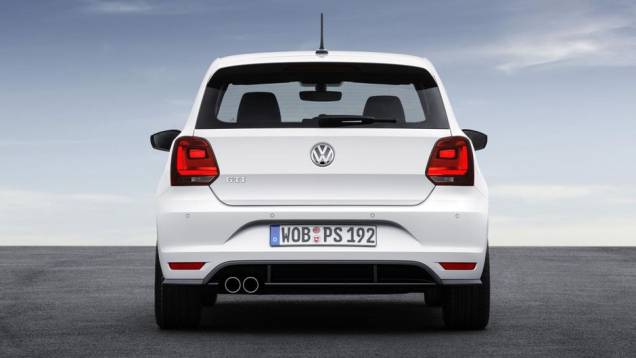 Com este conjunto de motor e câmbio o Polo GTI acelera de 0 até 100 km/h em apenas 6.7 segundos e tem velocidade máxima de 236 km/h | <a href="https://preprod.quatrorodas.abril.com.br/noticias/saloes/paris-2014/polo-gti-reestilizado-ganha-mais-potencia-800463.shtm" rel="migration"></a> Com este conjunto de motor e câmbio o Polo GTI acelera de 0 até 100 km/h em apenas 6.7 segundos e tem velocidade máxima de 236 km/h | <a href="https://preprod.quatrorodas.abril.com.br/noticias/saloes/paris-2014/polo-gti-reestilizado-ganha-mais-potencia-800463.shtm" rel="migration"></a>