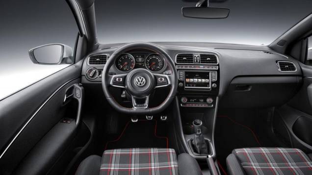 Internamente, o Polo vem com volante com base achatada... | <a href="https://preprod.quatrorodas.abril.com.br/noticias/saloes/paris-2014/polo-gti-reestilizado-ganha-mais-potencia-800463.shtml" rel="migration">Leia mais</a> Internamente, o Polo vem com volante com base achatada... | <a href="https://preprod.quatrorodas.abril.com.br/noticias/saloes/paris-2014/polo-gti-reestilizado-ganha-mais-potencia-800463.shtml" rel="migration">Leia mais</a>