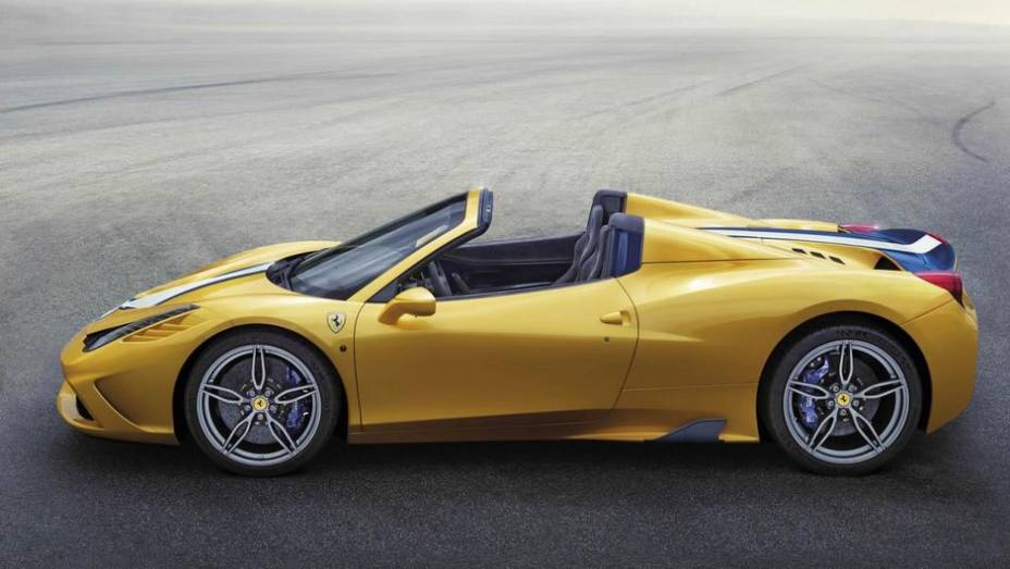 A grande diferença para a versão tradicional do modelo é uma capota retrátil, que demora 14 segundos para abrir e fechar | <a href="https://preprod.quatrorodas.abril.com.br/noticias/saloes/paris-2014/ferrari-divulga-imagens-458-speciale-aperta-802402.shtml" rel="migration">Leia m</a>